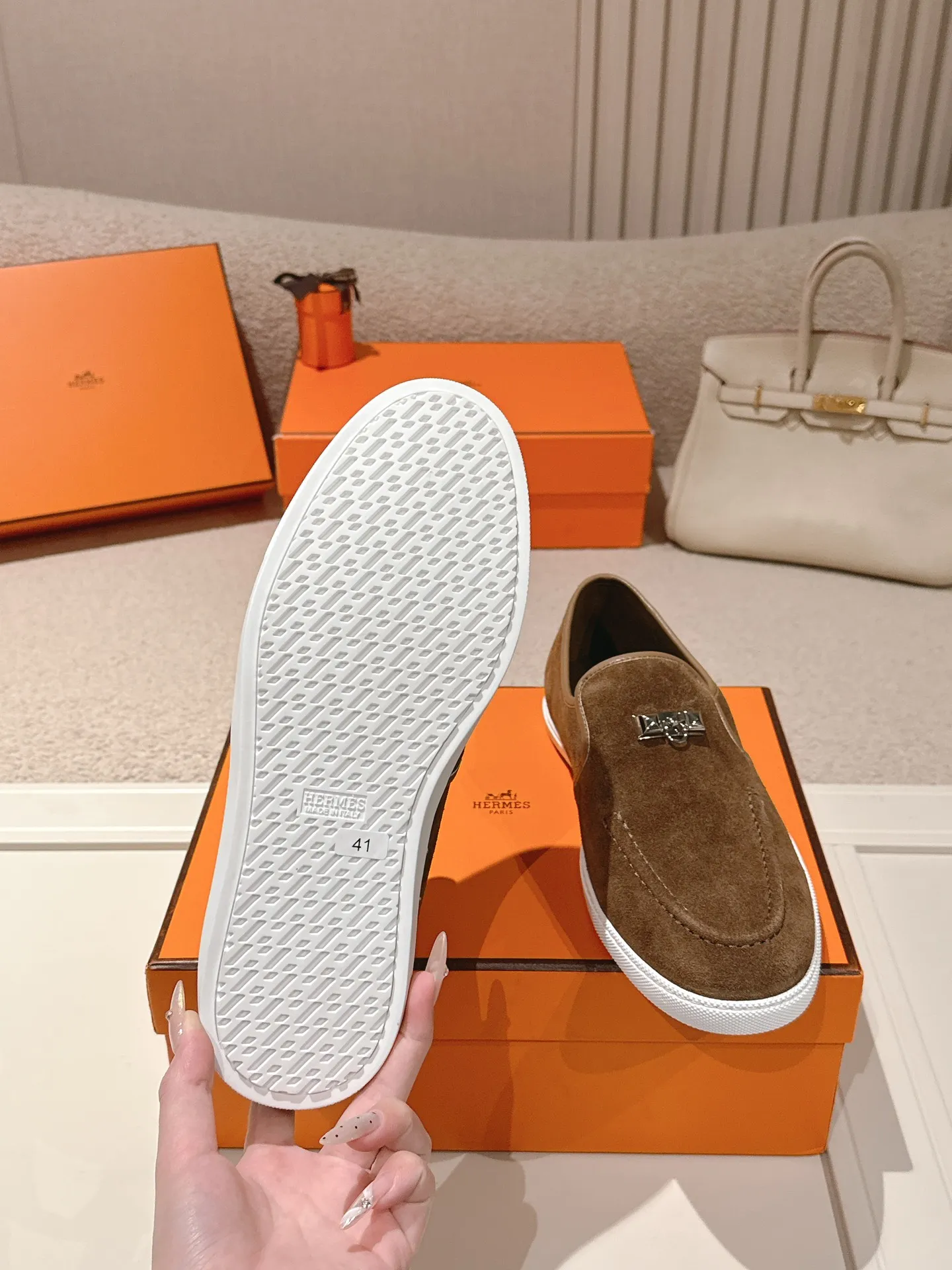 Men's Men's Shoes 600💰 Hermes# Couple Studded Loafers Calfskin and suede goatskin lace-up free sneakers with signature "H" detail. The design is simple and smooth, creating a fashionable urban look. It is comfortable and versatile. H family classics are not outdated, and the delivery counter is exquisitely packaged🛍📦 Fabric: Original customized imported first-layer cowhide/cow down Lining: Imported soft sheepskin Sole: Original open-molded anti-slip TPU material Size: 35-45